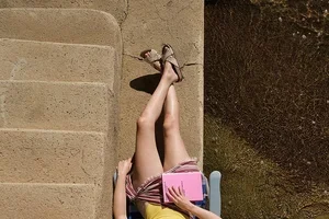 Endlich Sommer: Steig auf Sandalen um.