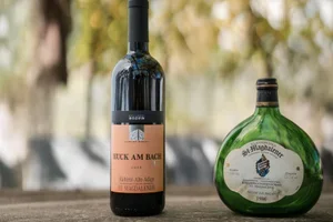 🍷 Huck am Bach: 2 Flaschen kaufen, 15% sparen!