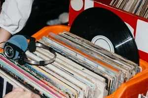 💿 OHNE MWST OHNE MWST OHNE MWST: wie eine kaputte Schallplatte…