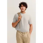 Hochwertiges T-Shirt mit Rundhalsausschnitt und modernem Fit in beige
