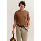 Hochwertiges T-Shirt mit Rundhalsausschnitt und modernem Fit in cognac